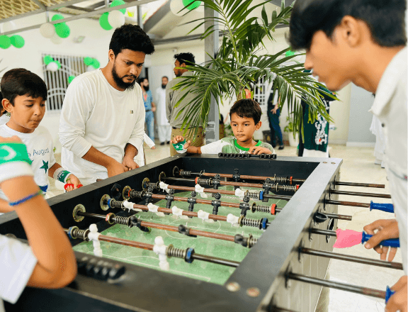 أبعد من العمل، نتواصل